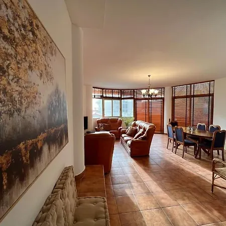 Doris Spacious Sea View Apartment